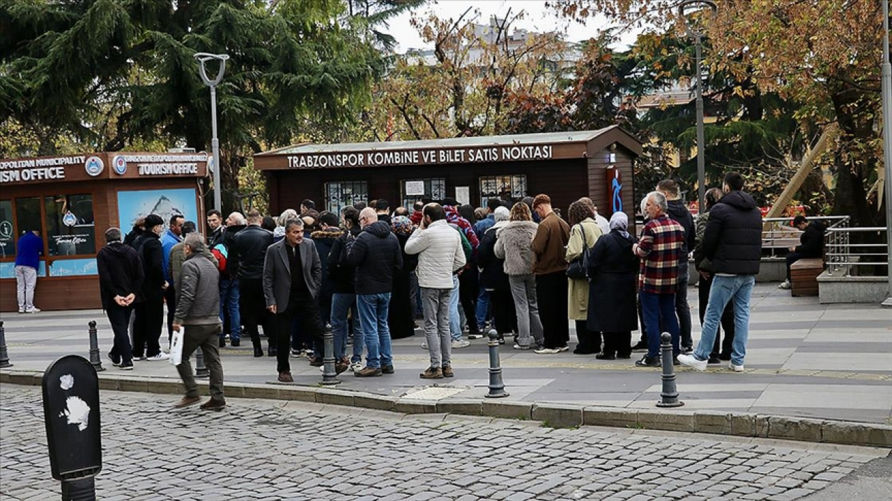 Trabzonspor–Beşiktaş derbisinde bilet izdihamı başladı