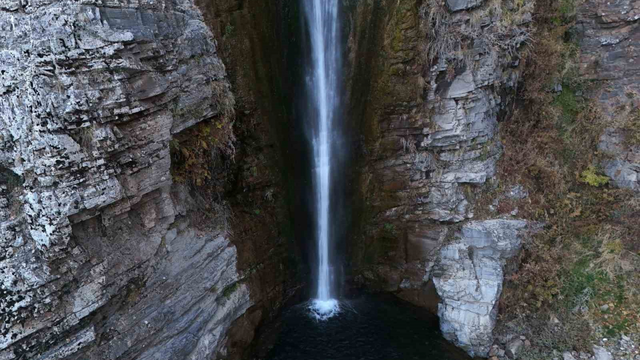 Türkiye'nin En Yüksek Şelalesi: Gümüşkanat Doğal Güzelliğiyle Büyülüyor
