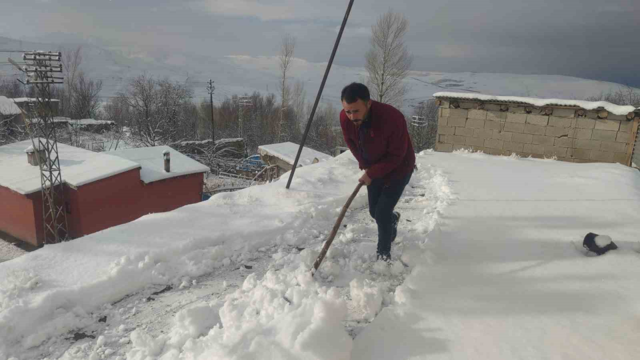 Van'da kar yağışı 17 yerleşim yerini kapatırken, mahsur kalanlar yolda kalan araçlarını kurtardı