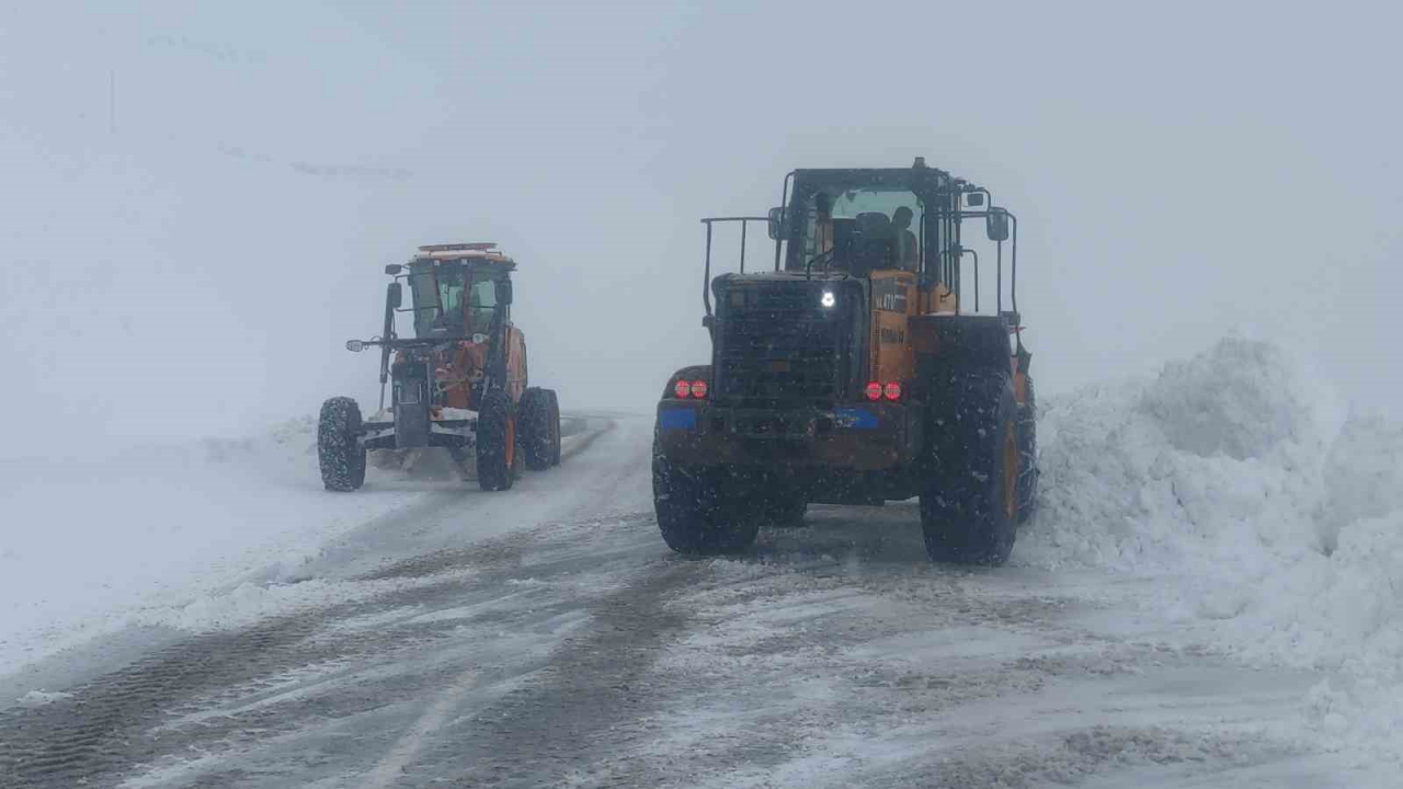 Van'da Karabet Geçidi'nde yoğun kar yağışı, yolları kapattı; ekipler aralıksız çalışıyor