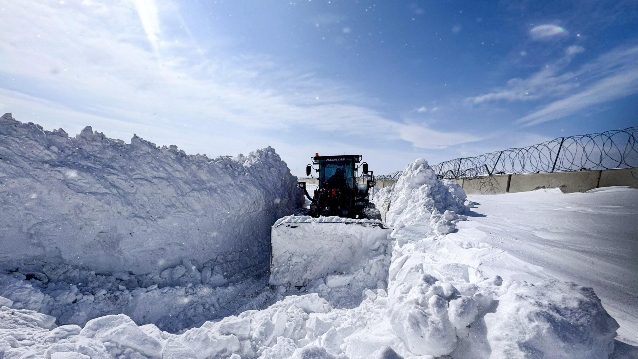 Van’da sınırın sıfır noktasında karla mücadele seferberliği