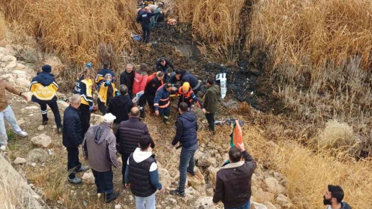 Van'da takla atan araç bataklığa uçtu, 5 yaralı hastaneye kaldırıldı