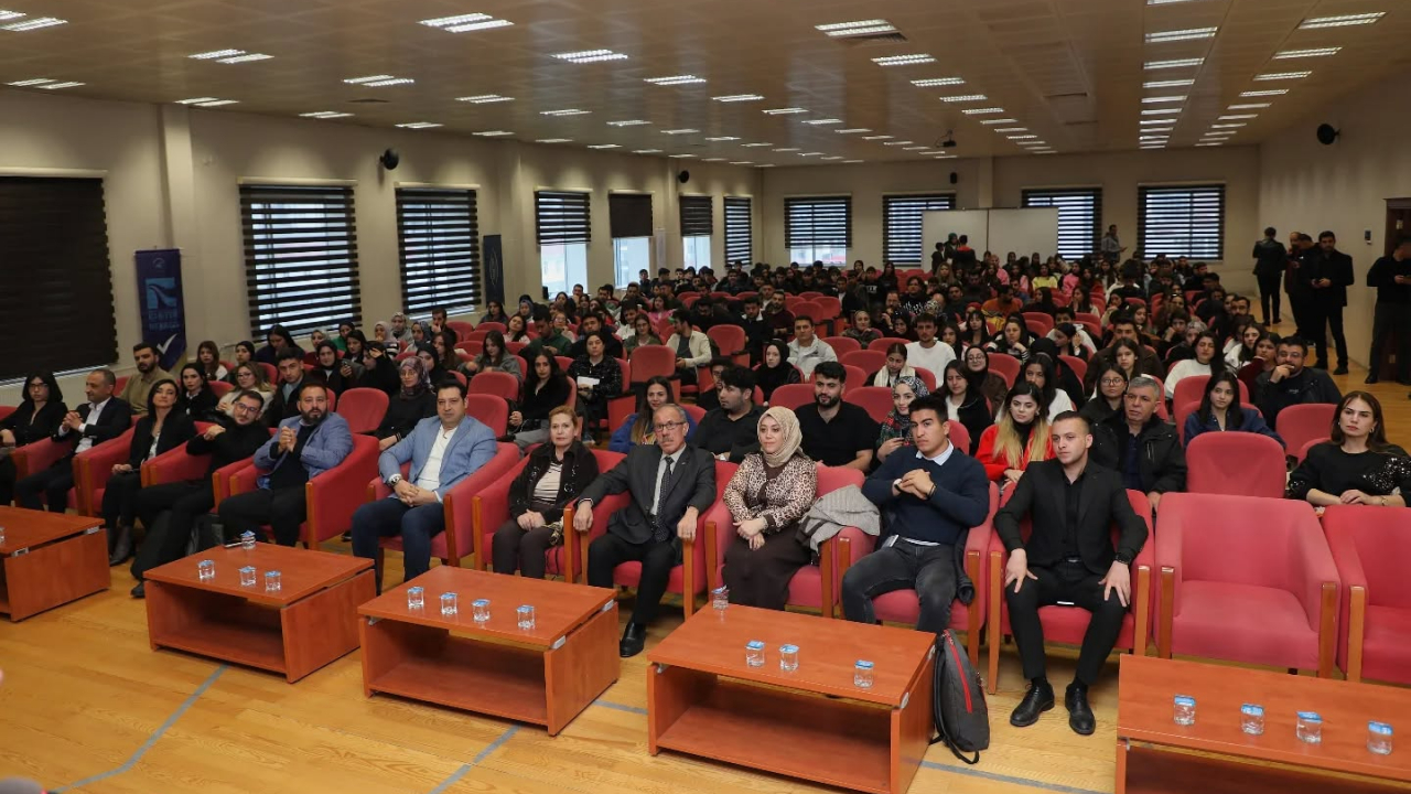 Van’da Yapay Zeka Çağında Hayatta Kalmak Eğitimi Yoğun İlgi Gördü