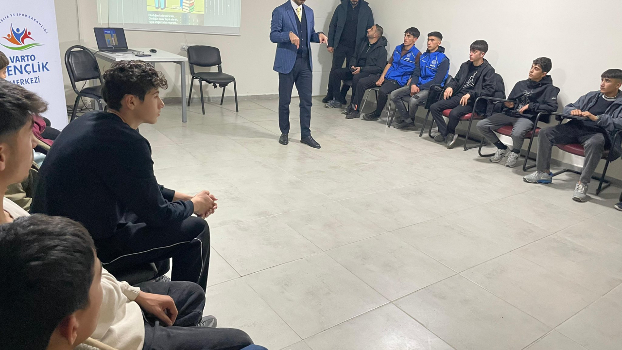 Varto’da Gençlere Yönelik 'Gençliğe Değer' Sohbeti Gerçekleştirildi