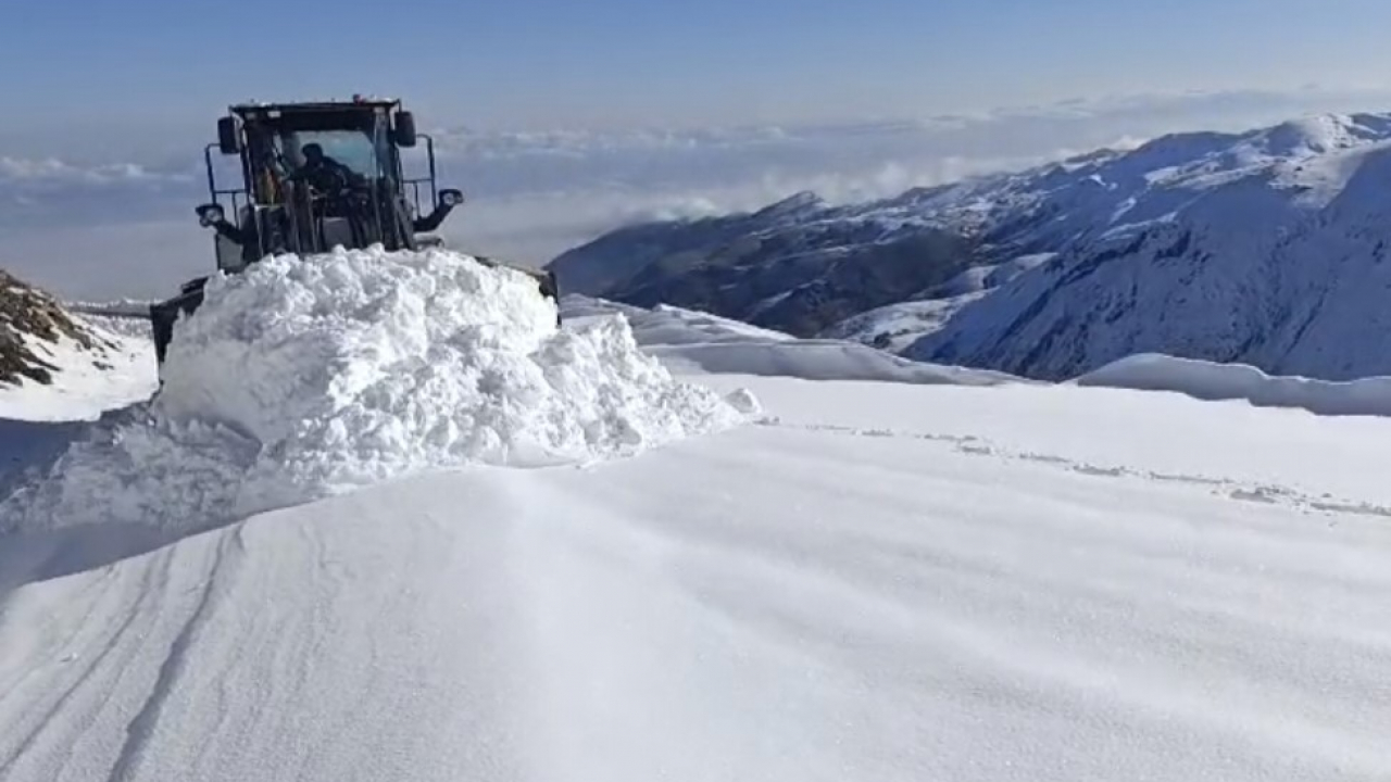 Varto'da yoğun kar yağışı 26 köy yolunu ulaşıma kapattı, ekipler seferber oldu