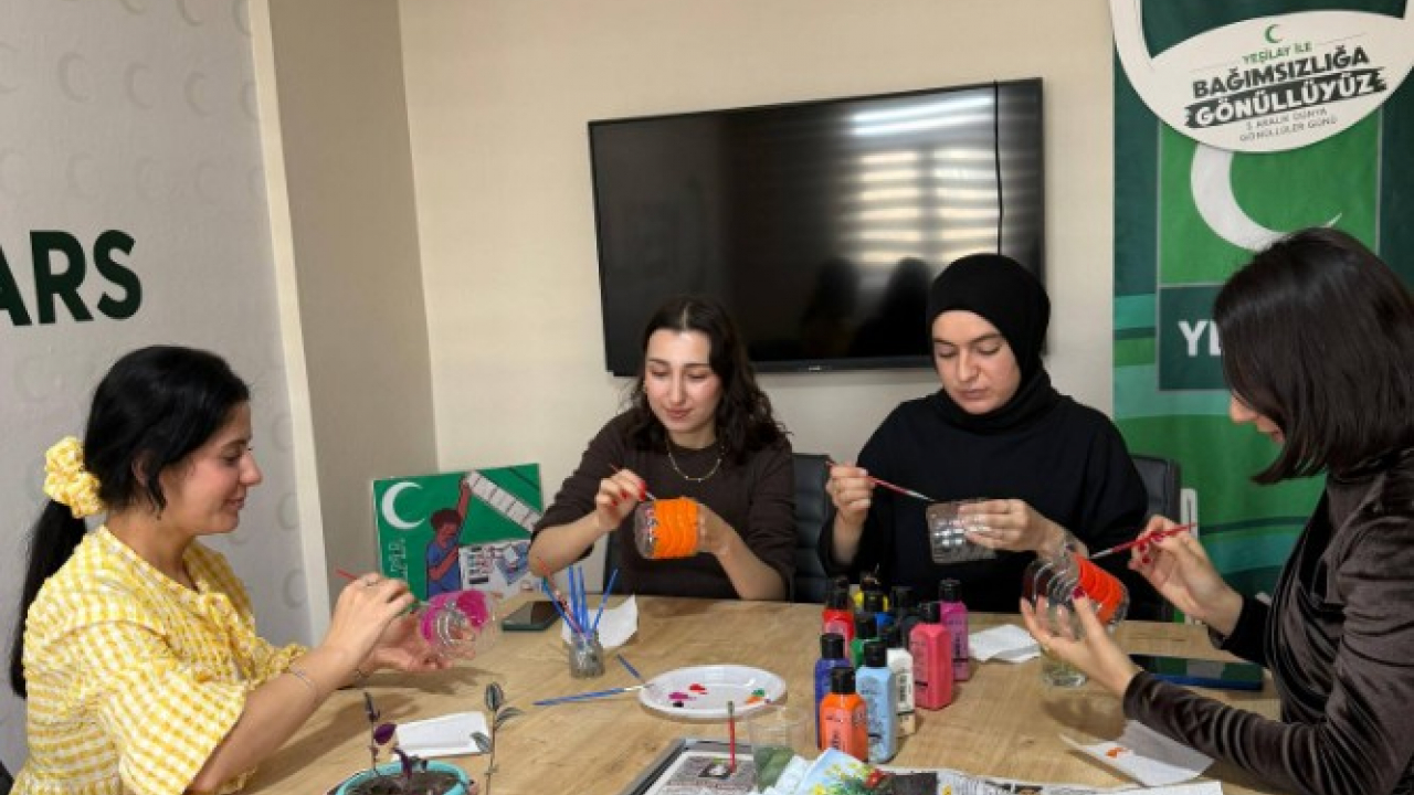 Yeşilay’dan Dünya Gönüllüler Günü’ne Özel Çiçek Ekimi Etkinliği