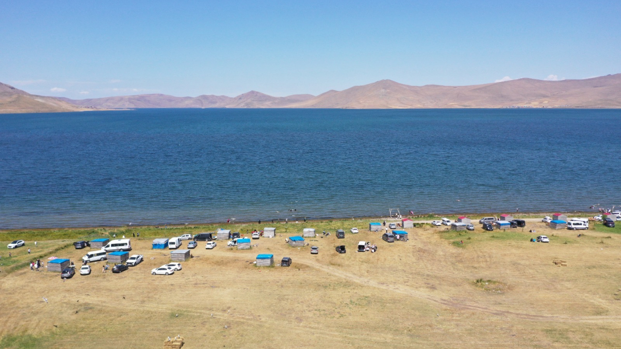 Yüksek rakımlı Balık Gölü, her mevsim dikkat çekiyor