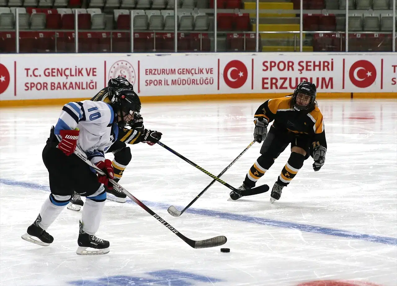 Erzurum’da buz hokeyinde çeyrek final rüzgarı