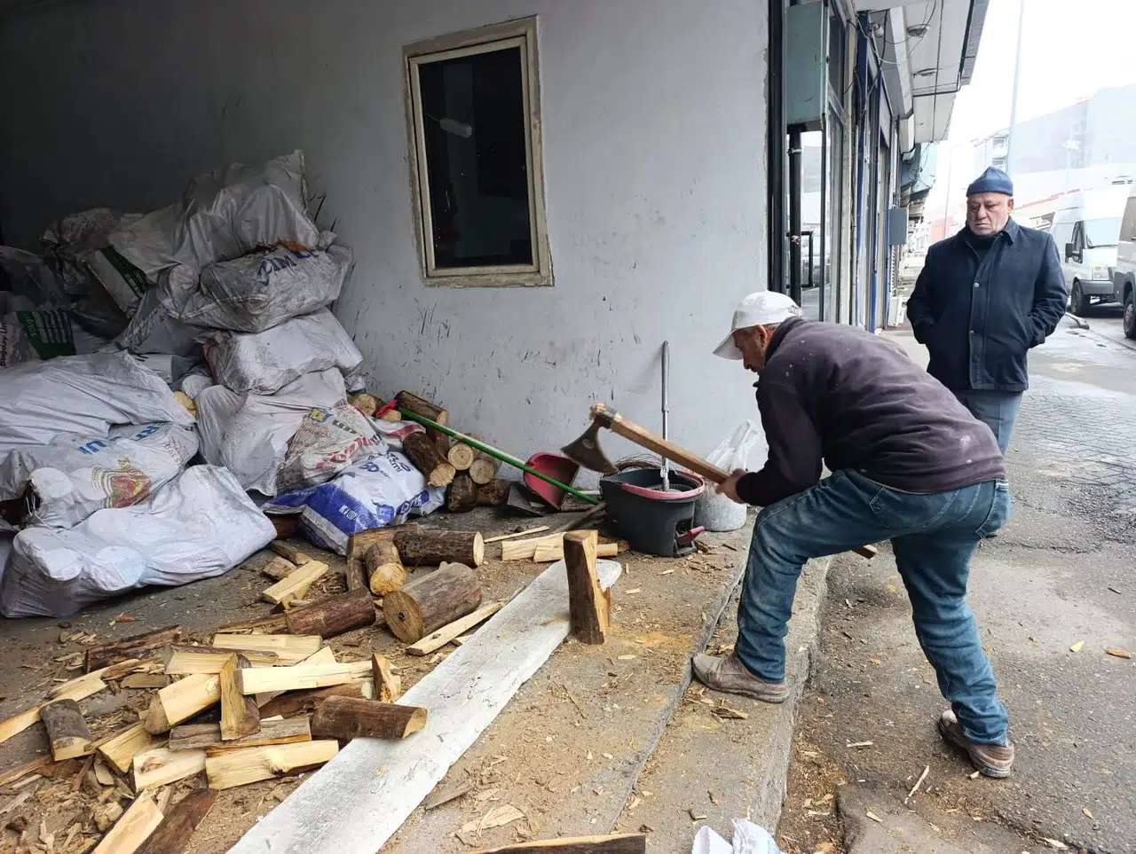 Kış hazırlığı Ağrı’da odunculara hareketlilik getirdi