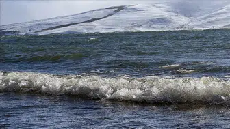 Çıldır Gölü’nde rüzgar donan kıyıları çözdü