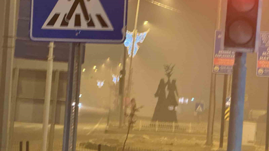 Iğdır'da yoğun sis, görüş mesafesini 1 metreye kadar düşürdü, hayat durma noktasına geldi