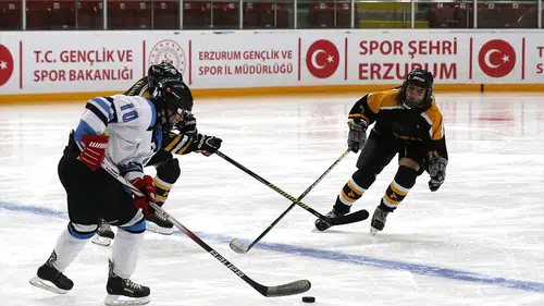 Erzurum’da buz hokeyinde çeyrek final rüzgarı