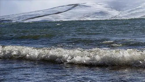 Çıldır Gölü’nde rüzgar donan kıyıları çözdü