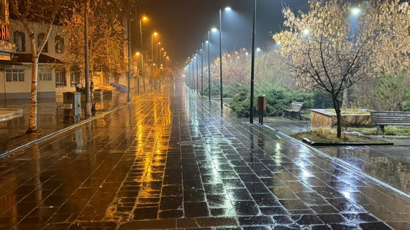 Ağrı’da yağmur, Tahir Elçi Meydanı'nda güzel görüntüler oluşturdu