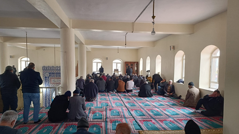 Ağrı'da havalar soğudu, cemaat cami içinde saf tuttu