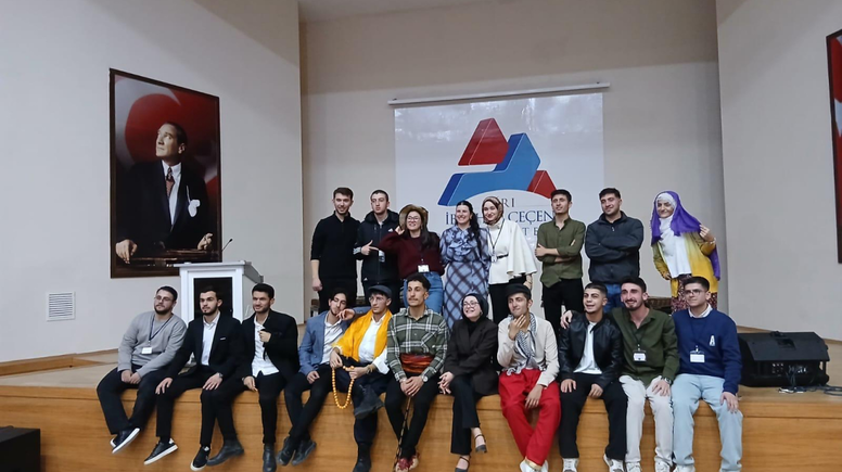 Ağrı'da üniversite öğrencileri sanatı sosyal sorumlulukla buluşturdu