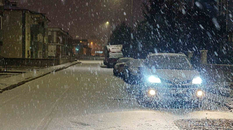 Erzurum'da beklenen kar yağışı şehri beyaza bürüdü, sürücülere dikkat uyarısı yapıldı