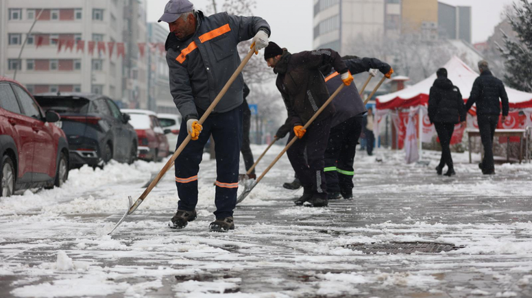 Erzurum’da Karla Mücadele Çalışmaları Aralıksız Sürüyor