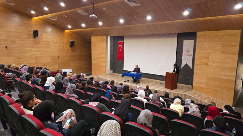 İlahi Aşkın Sırları Bitlis’te Konuşuldu: Doç. Dr. Barca Öğrencilerle Mevlana’yı Buluşturdu