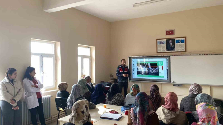 Kars'ta annelere uyuşturucu ile mücadele eğitimi verildi: "En İyi Narkotik Polisi: Anne" projesi başladı