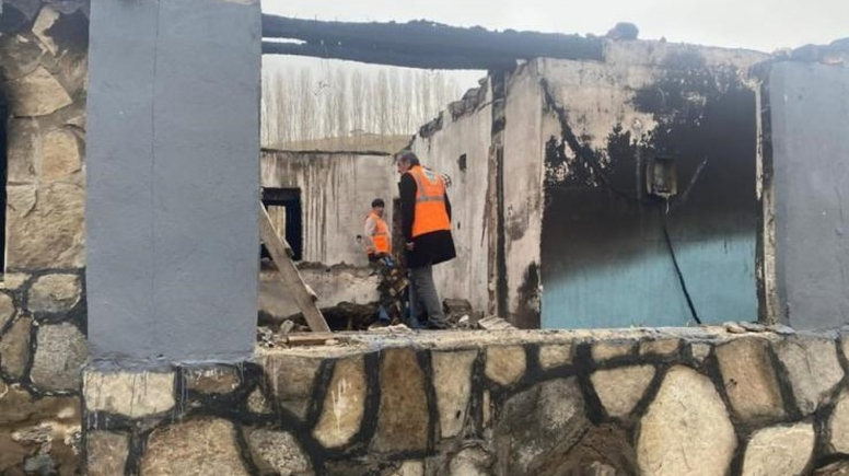 Patnos’ta yangın mağduru aile yalnız bırakılmadı