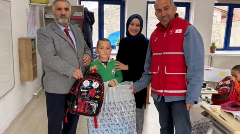 Pazaryolu’nda Öğrencilere Kızılay Desteği