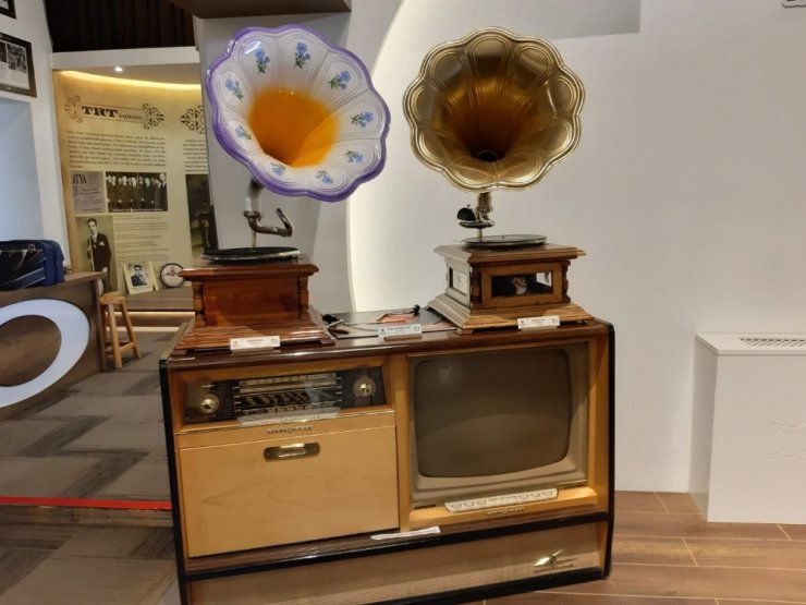 1800’lü yıllara ait gramofonların yer aldığı müzeye yoğun ilgi