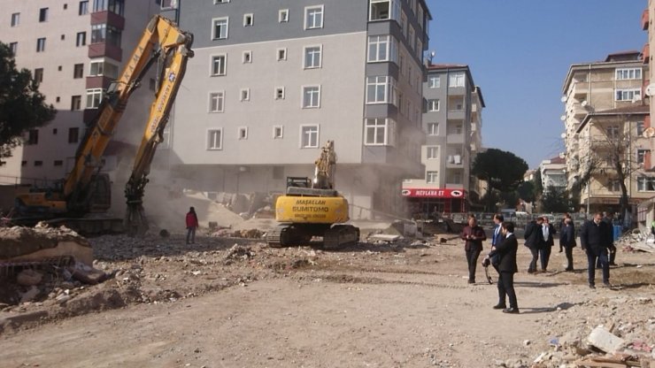 Kartal’da riskli binanın yıkımına başlandı