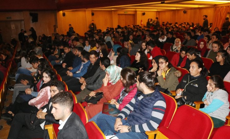 Polis 450 öğrenciyi tiyatroyla tanıştırdı