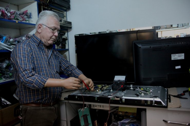 33 yıldır protez kolları ile televizyon tamir ediyor