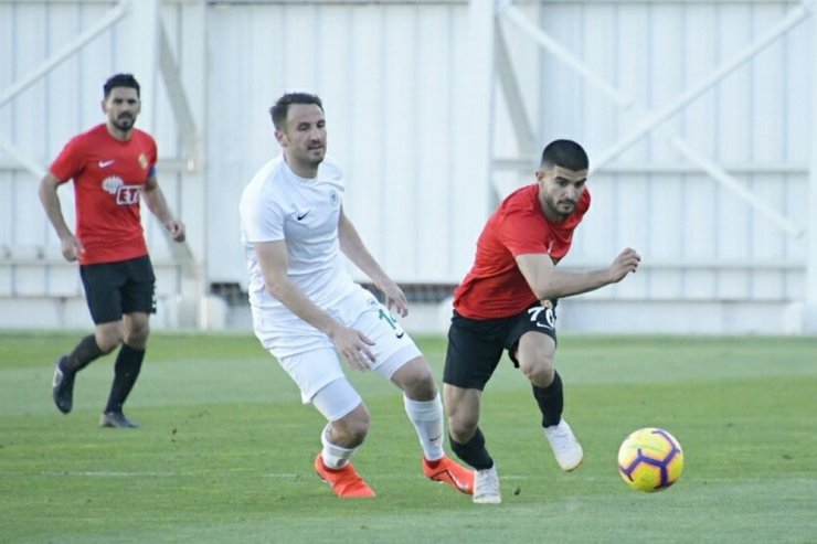 Atiker Konyaspor özel maçta Eskişehirspor’la berabere kaldı