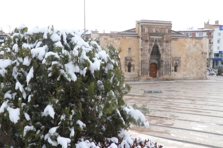 Sivaslılar yeni güne karla merhaba dedi