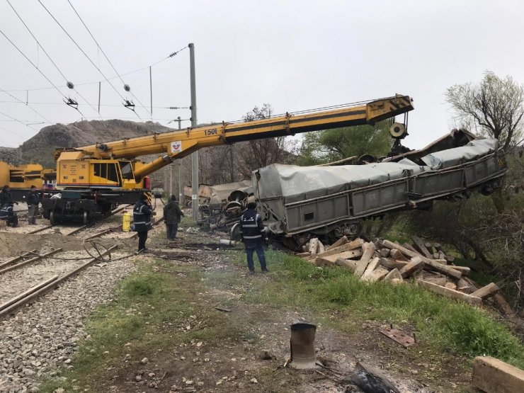 Malatya’da tren kazasındaki enkaz kaldırma çalışmaları sürüyor