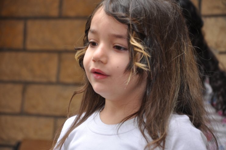 5 yaşındaki Cemrenur, İstiklal Marşı’nı okurken gözyaşlarına boğuldu