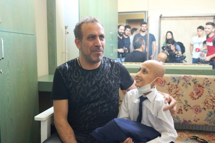 Haluk Levent lösemi hastası Bünyamin ile düet yaptı