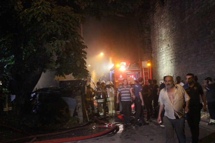 Fatih’te iki katlı ev alev alev yandı: 1 ölü, 1 yaralı