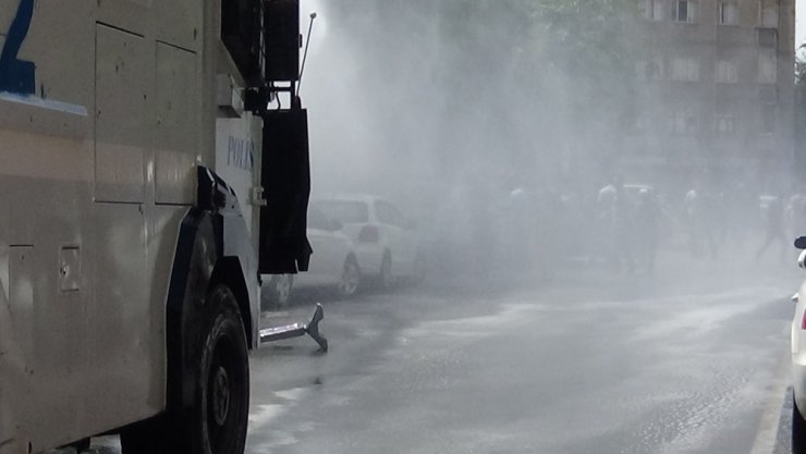 Diyarbakır’da belediye önünde toplanan gruba müdahale