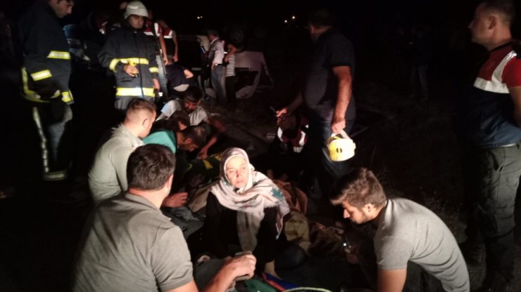 Kaçak göçmenleri taşıyan minibüs devrildi: 35 yaralı