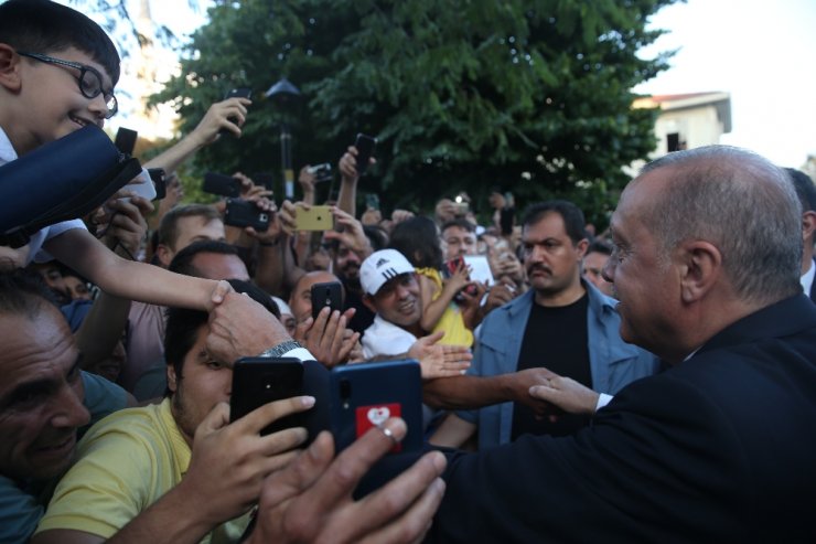 Cumhurbaşkanı Erdoğan, Sultanahmet’te vatandaşlarla buluştu