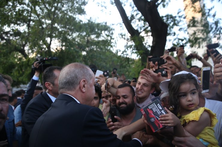Cumhurbaşkanı Erdoğan, Sultanahmet’te vatandaşlarla buluştu