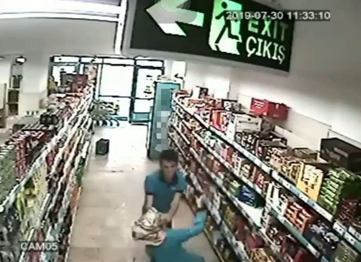 Market çalışanın kadın iş arkadaşına saldırdığı anlar kamerada