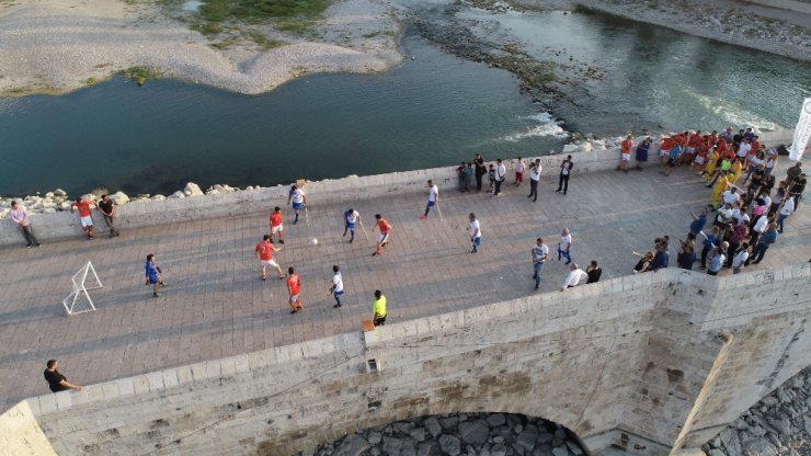 Dünyanın en eski köprüsünün üzerinde futbol heyecanı