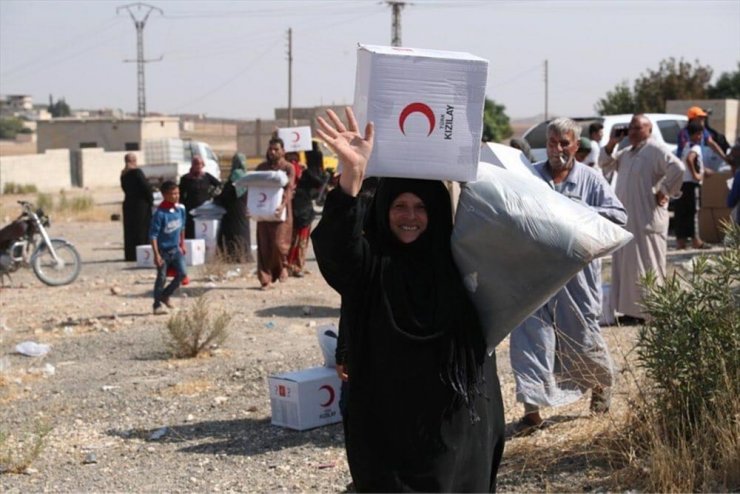 İşgalden kurtarılan Tel Abyad’ta yardım malzemeleri dağıtılıyor