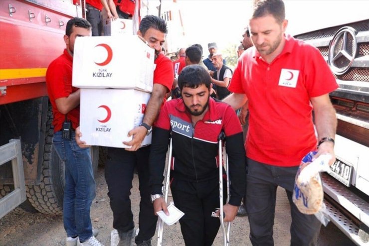 İşgalden kurtarılan Tel Abyad’ta yardım malzemeleri dağıtılıyor