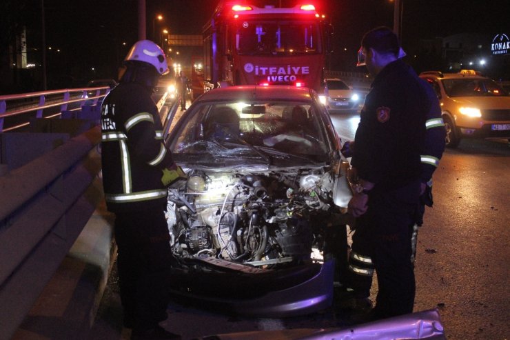 Kocaeli’de otomobil kamyonete çarptı: 2 yaralı