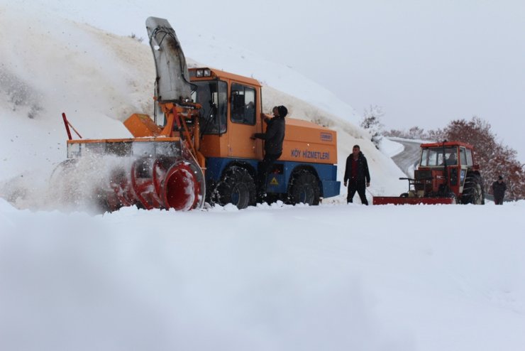 Karla kapanan 80 köy yolu açıldı 1’inde çalışma sürüyor