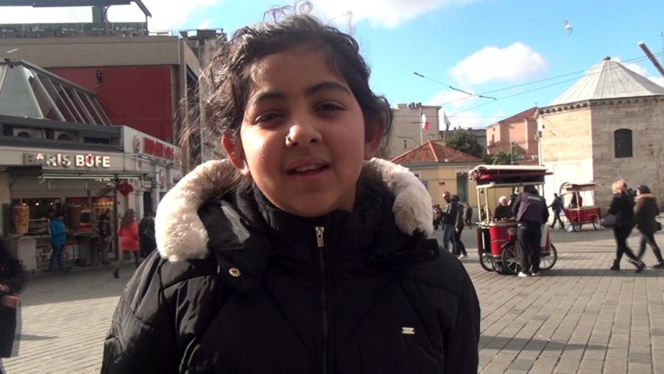 Üşüyen Suriyeli minik kıza polis şefkati