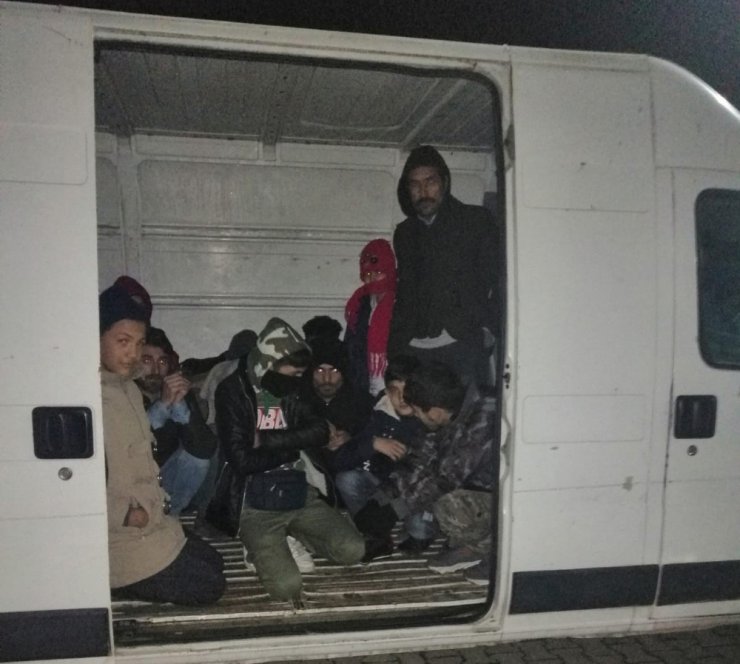 Çanakkale’de kamyonet kasasında 49 mülteci yakalandı
