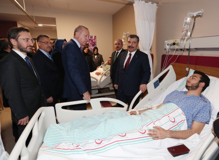 Cumhurbaşkanı Erdoğan’dan hastanedeki depremzedelere ziyaret