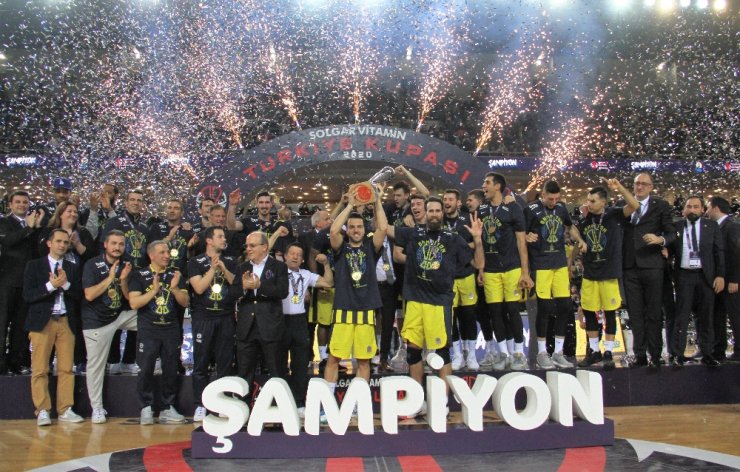 Fenerbahçe Beko Türkiye Kupası’nı kaldırdı